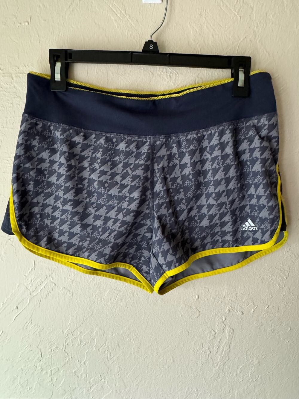 Adidas Women's Shorts in Grey Geometric Pattern Size M